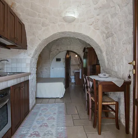 Trulli San Leonardo לינה וארוחת בוקר 2*